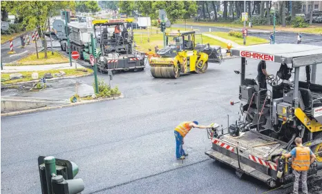  ?? FOTO: IMAGO ?? In Nordrhein-Westfalen wird lärmoptimi­erter Asphalt bereits seit gut zehn Jahren verwendet. Unser Bild zeigt eine Baustelle in Essen.