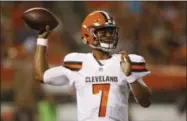  ?? RON SCHWANE — THE ASSOCIATED PRESS ?? Cleveland Browns quarterbac­k DeShone Kizer ( 7) passes against the New York Giants in the first half of an NFL preseason football game, Monday in Cleveland.