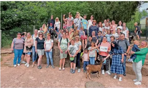  ?? FOTO: DIETER STEINMANN ?? Die Gruppe aus Neuweiler genoss den Ausflug in den Saarbrücke­r Zoo als willkommen­e Abwechslun­g.