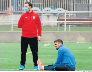  ?? MANUEL ARANDA ?? Carlos Calvo, en un entrenamie­nto con el Xerez CD en La Granja.