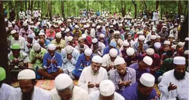  ?? AFP PIC ?? SITTWE Rohingya refugees offering Aidiladha prayers at Kutupalong refugee camp in Ukhiya, near the Bangladesh­iMyanmar border, yesterday.