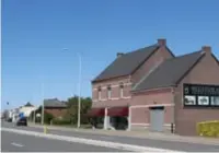  ?? FOTO MMD ?? Voor de bouw van de nieuwe Lidl moet onder meer dit pand langs de Rijksweg in Dilsen-Stokkem wijken.