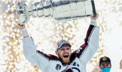  ?? BILD: DIRK SHADD ?? Gabriel Landeskog höjer Stanley Cup, som andre svensk lagkapten genom tiderna.