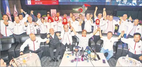  ?? – Photo by Muhammad Rais Sanusi ?? Premier Datuk Patinggi Tan Sri Abang Johari Tun Openg (seated, fourth left) and GPS leaders celebrate the coalition’s general election showing during a gathering at Borneo Convention Centre Kuching last night.