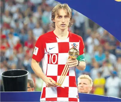  ?? K. Pfaffenbac / reuters ?? Luka Modric, con el Balón de Oro, pero sin sonrisa tras perder la final