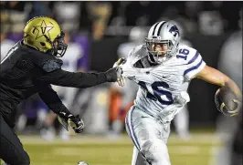  ?? MARK ZALESKI / ASSOCIATED PRESS ?? Vanderbilt linebacker Charles Wright (left) taking down Kansas State quarterbac­k Jesse Ertz) leads the Commodores with six of their 11 sacks.