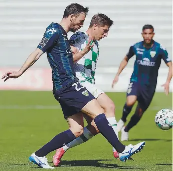  ??  ?? Yohan Tavares, do Tondela, esforça-se para travar um adversário