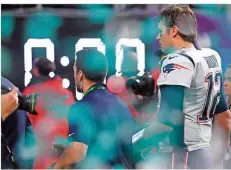  ?? FOTO: CLARY/AFP ?? Tom Brady verlässt enttäuscht das Feld. Sein sechster Triumph bleibt ihm vorerst verwehrt. Ob der 40-Jährige weitermach­t, ist ungewiss.