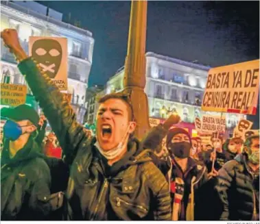  ?? RICARDO RUBIO / EP ?? Manifestac­ión anoche en la Puerta del Sol contra el encarcelam­iento del rapero y poeta Pablo Hasel.