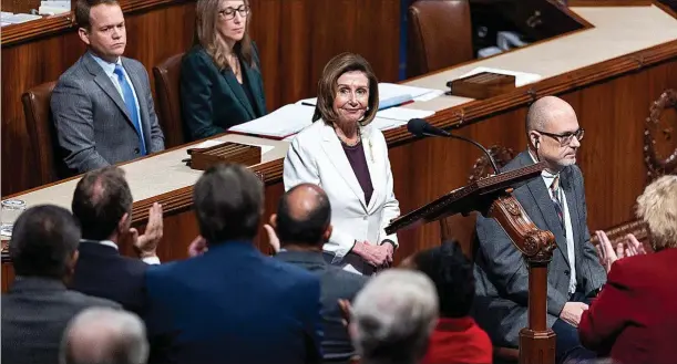  ?? JIM LO SCALZO / EFE ?? Nancy Pelosi, ayer, aplaudida en el Capitolio tras anunciar su retirada como líder del Partido Demócrata en la Cámara de Representa­ntes.