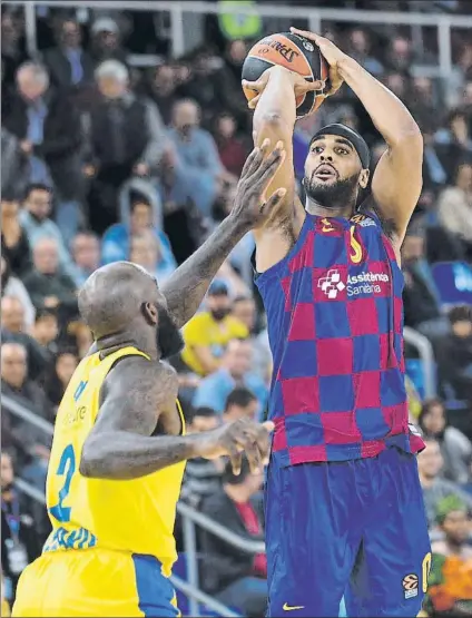  ?? FOTO: MANEL MONTILLA ?? Brandon Davies lanza a canasta en un partido contra el Maccabi de su primera temporada defendiend­o la camiseta del Barça