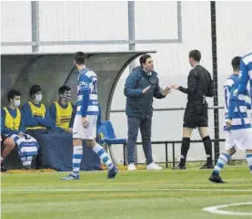  ??  ?? Miguel Ángel Ávila, entrenador del Arroyo, habla con el árbitro en un partido.