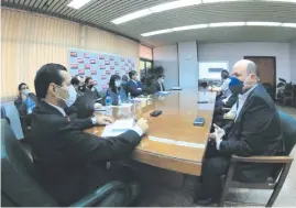  ??  ?? Reunión entre el titular de la ANDE, Félix Sosa y del Mitic, Alejandro Peralta Vierci, sobre la Red Integrada de Infraestru­ctura Pública de Conectivid­ad.