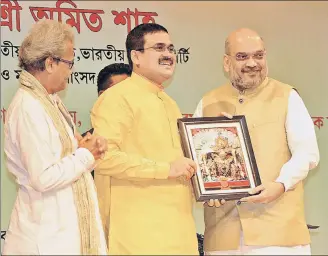  ?? SAMIR JANA/HT FILE PHOTO ?? Anirban Ganguly, a member of the BJP’s policymaki­ng wing, presents the party president, Amit Shah, with a photo of Goddess Kali, one of the most popular gods in Bengal.