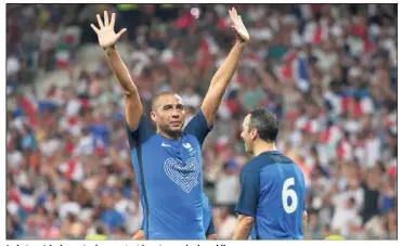  ?? (Photos Franck Fernandes) ?? Le buteur tricolore a toujours autant la cote auprès du public.