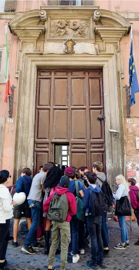  ?? (foto Corradetti / LaPresse) ?? L’entrata Un gruppo di studenti all’ingresso del liceo Virgilio di Roma durante un momento dell’occupazion­e di ottobre