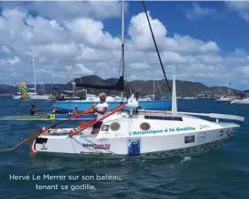  ??  ?? Hervé Le Merrer sur son bateau,
tenant sa godille.