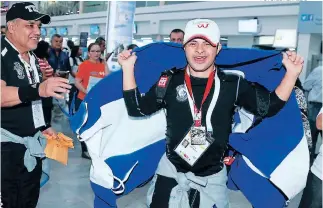  ?? FOTO: EL HERALDO ?? En febrero de este año, Guille Erazo Schauer, de 41 años, obtuvo la medalla de plata en el Mundial de Taekwondo disputado en Turquía. Su padre lo mira con orgullo.