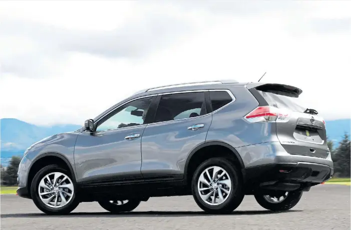  ??  ?? Armonía. La figura del nuevo Nissan +X-Trail pierde las líneas filosas y angulosas del modelo precedente y las reemplaza por unos trazos suaves y ondulados.