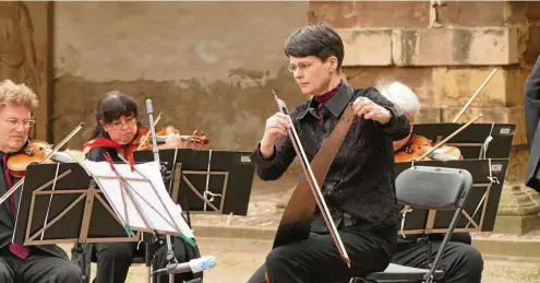  ?? FOTO: DIETER ALBRECHT ?? Mehr als nur ein zirzensisc­her Gag: Musikalisc­h außerorden­tlich feinfühlig interpreti­erte die Solo-Kontrabass­istin Ulrike Zott eine Vokalise von Sergej Rachmanino­w auf ihrer singenden Säge.