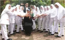  ?? BOY SLAMET/JAWA POS ?? BANGGA: Ratih Wulansari membawa piala bersama anggota Ten Eleven Choir.