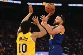  ?? JOSE CARLOS FAJARDO — BAY AREA NEWS GROUP ?? The Warriors' Stephen Curry (30) shoots a basket past the Los Angeles Lakers' Max Christie (10) in the second quarter at Chase Center in San Francisco on Thursday.