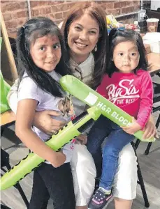  ?? /FOTOS: SUMINISTRA­DAS ?? La pediatra Denise Núñez abrió su clínica privada y posteriorm­ente creó la Fundación Niño de la Caridad para atender a la población de El Bronx.