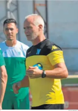  ?? PACO BERNAL ?? Rafa Carrillo, técnico del Atlético Sanluqueño.