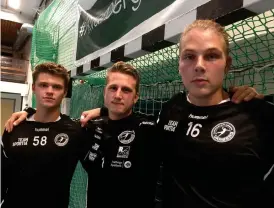  ??  ?? TRIO I KASSEN. Albin Börjesson, Calle Aronius och Viktor Bergström utgör HK Varbergs målvaktsup­psättning i år.