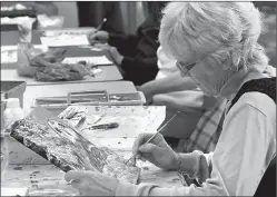  ?? DEAN HANSON/JOURNAL ?? Karen Batie works on painting in acrylic at the Bear Canyon Senior Center recently.