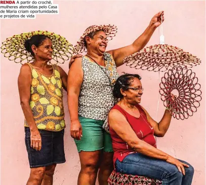  ??  ?? RENDA A partir do crochê, mulheres atendidas pelo Casa de Maria criam oportunida­des e projetos de vida