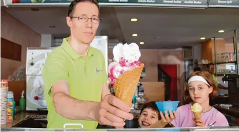  ?? Foto: Franziska Wolfinger ?? Das Eiscafé Cortina in Vöhringen ist ein Familienbe­trieb. In den Sommerferi­en schauen sich Jordi und Tosca, die Kinder von Chef Thorsten Toldo an, wie der Eisverkauf funk tioniert. Natürlich Naschen inklusive.