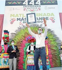  ??  ?? Manolo Jiménez levanta el certificad­o entregado por Récord Guinness.