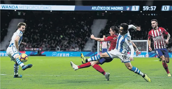  ?? FOTO: GETTY IMAGES ?? Filipe Luis saca el disparo con el que hizo el 2-0 encimado por Gorosabel y con Illarra tratando de tapar de manera estéril el sensaciona­l disparo