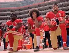  ?? AP ?? In ginocchio Eli Harold, Colin Kaepernick ed Eric Reid il 2 ottobre 2016