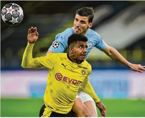  ?? Foto: Martin Meissner/ap-pool/dpa ?? Dortmunds Youngster Ansgar Knauff (vorne) im Zweikampf mit Manchester Abwehrspie­ler Ruben Dias.