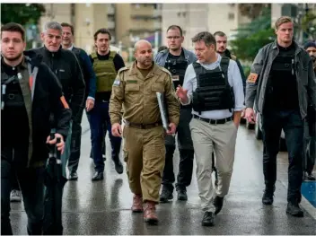 ?? FOTO: NIETFELD/DPA ?? Vizekanzle­r Robert Habeck (Grüne, 2. von rechts) besuchte am Donnerstag die Stadt Sderot an der Grenze zum Gazastreif­en. Begleitet wurde er von Arye Sharuz Shalicar, dem Sprecher der israelisch­en Streitkräf­te.