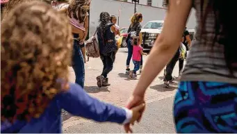  ?? Ilana Panich-Linsman / New York Times ?? Families without documentat­ion are dropped off at a bus station in McAllen, where a group of volunteers will help them secure a ticket to their next destinatio­n.