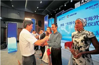  ??  ?? Foreign entreprene­urs in Xiasha District are given honorary awards at a ceremony in the Innovation and Entreprene­urship Town.