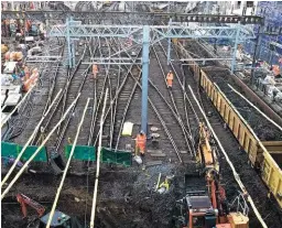  ?? BOTH: NETWORK RAIL. ?? Above: Work continues over Christmas on the upgrade to approaches at King‘s Cross. A thousand workers were busy at the site over the holiday period.
Right: An old sewer is removed as part of the work.