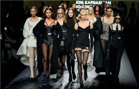  ?? ?? L’uscita finale della collezione per la prossima primavera estate presentata ieri da Dolce e Gabbana, con la collaboraz­ione di Kim Kardashian