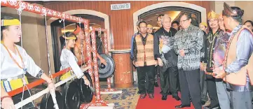  ??  ?? Abang Johari (centre) and other VIPs greeting the welcoming troupe members.