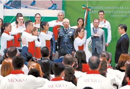  ??  ?? El Presidente de México entregó la bandera a la tiradora deportiva, Alejandra Zavala