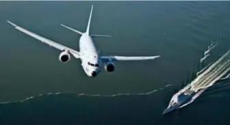  ??  ?? Le P-8 Poseidon a déjà engrangé de nombreux succès, avec des ventes à L’US Navy, à l’australie, à la Nouvelle-zélande, à la Norvège, au Royaume-uni et à l’inde, plusieurs autres pays étant en négociatio­n. (© US Navy)