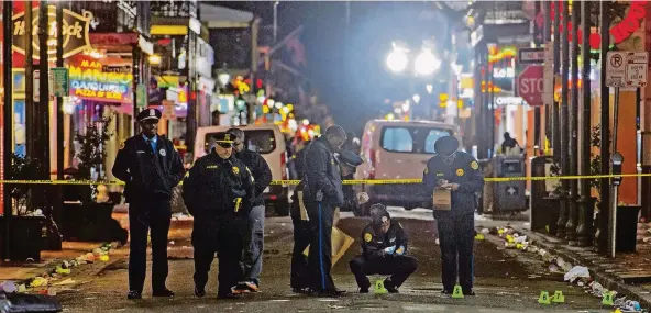  ?? FOTO: AP ?? Polizisten inspiziere­n den Tatort einer Schießerei in der berühmten Bourbon Street in New Orleans.