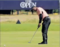  ?? Reuters ?? TALKING ABOUT PRACTICE: Tiger Woods putts during his practice round Sunday at St. Andrews. It was the first time Woods played 18 holes ahead of a major this season.