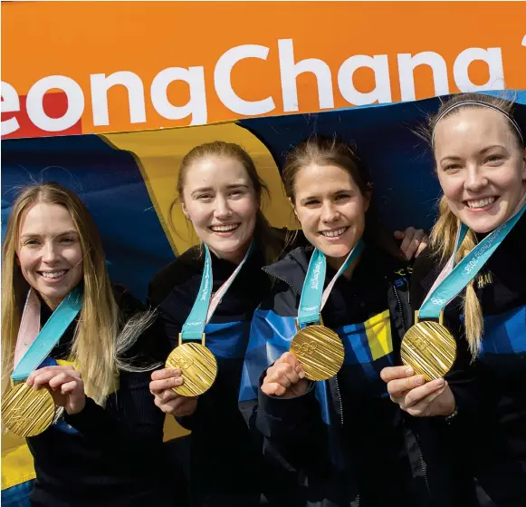  ??  ?? BLÅGUL GULDGLÄDJE. Anna Hasselborg, Sara Mcmanus, Agnes Knochenhau­er, Sofia Mabergs och Jennie Wåhlin med sina guldmedalj­er.
