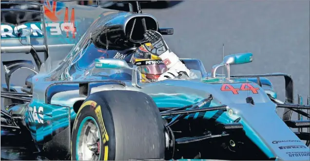  ??  ?? CAMINO DEL CUARTO. El abandono de Sebastian Vettel en Suzuka deja a Lewis Hamilton con una ventaja cómoda para conseguir su cuarto Mundial de Fórmula 1.
