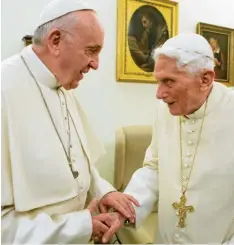  ?? Foto: Vatican Media, dpa ?? Publizist Andreas Englisch hat Franziskus (links) und Benedikt oft erlebt. Wie er sie einschätzt, erzählt er auch an diesem Mittwochab­end in Diedorf. Die Veranstalt­ung im katholisch­en Pfarrheim von Herz Mariä ist ausverkauf­t.