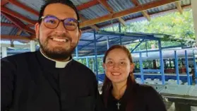  ?? RADIO SANTA CLARA ?? Joven sirve en la parroquia San Carlos Borromeo.